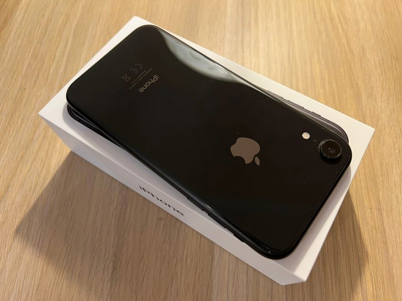 Продам IPhone XR 64гб