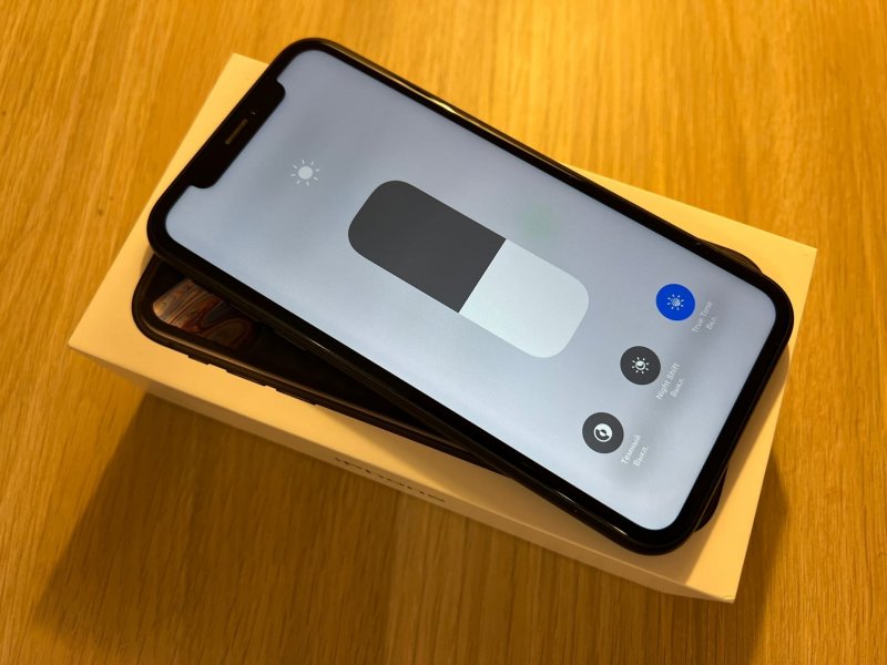 Продам IPhone XR 64гб