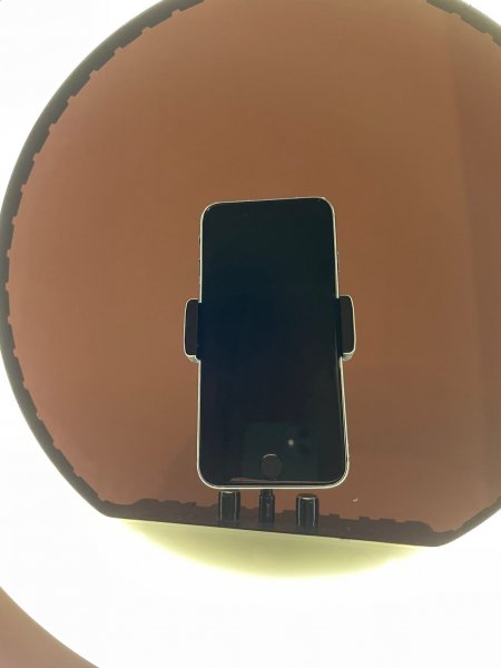 Продам iPhone SE 2020
