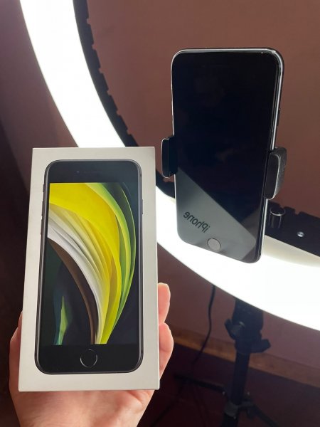 Продам iPhone SE 2020