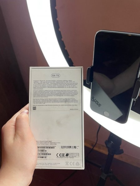 Продам iPhone SE 2020
