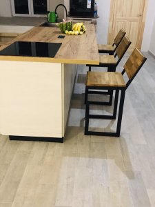 Изготавливает мебель на заказ из металла и дерева